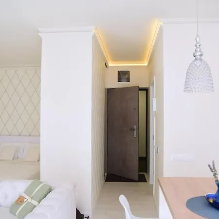 Cloe Apartman *